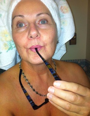 18 year old girl Ella Woods nudes on a vibrator after slowly removing clothing